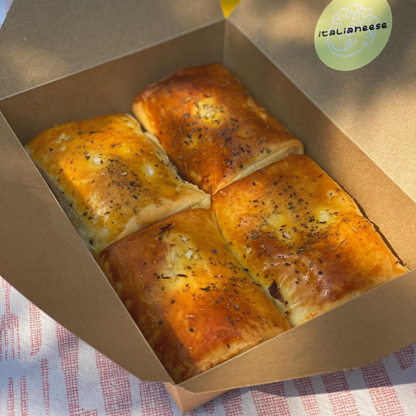 Italianeese box with four pastries