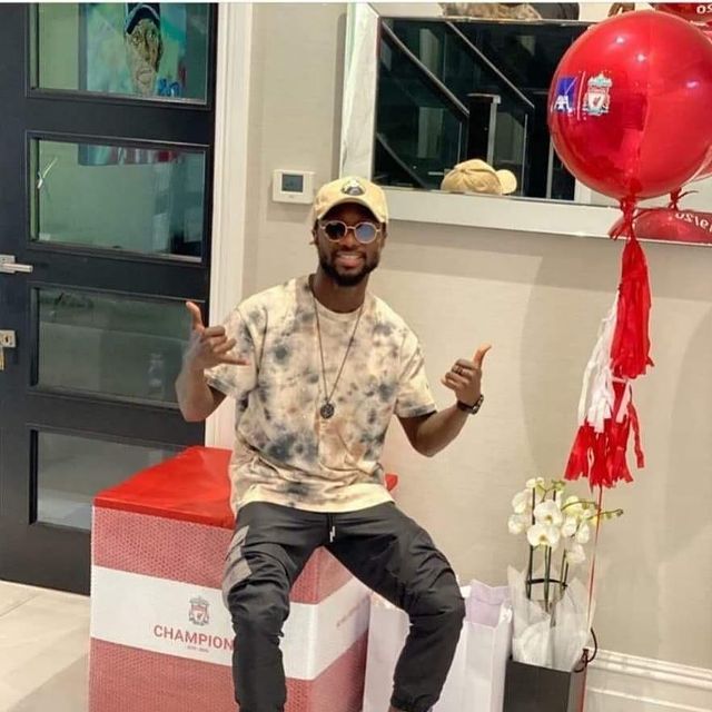 Naby Keita wearing Tom Farrell hat